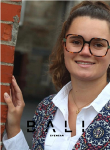 photo d'une personne portant des lunettes de femmes, tendance de la marque Bali