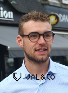 photo d'une personne portant des lunettes de hommes de la marque Val and co