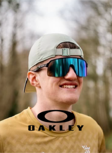 photo d'un sportif portant des lunettes de sport hommes de la marque Oakley