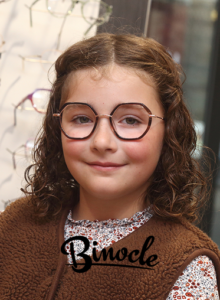 Photo d'une enfant portant des lunettes de vue de ma marque Binocle